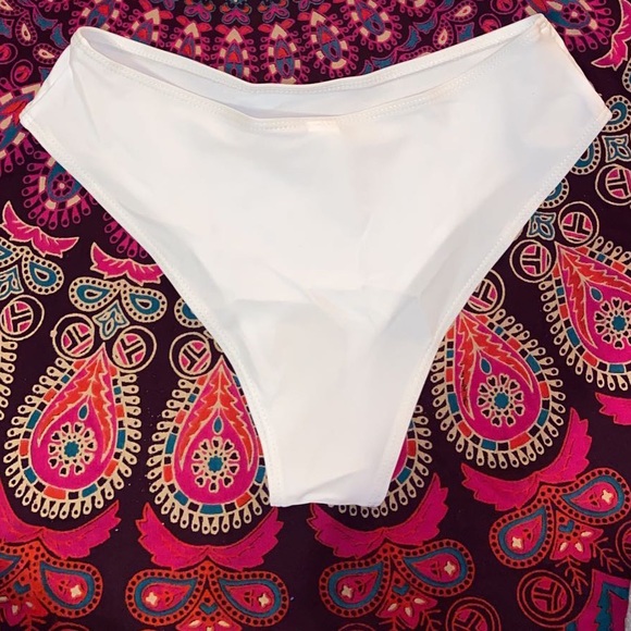 White bikini set - Picture 4 of 4